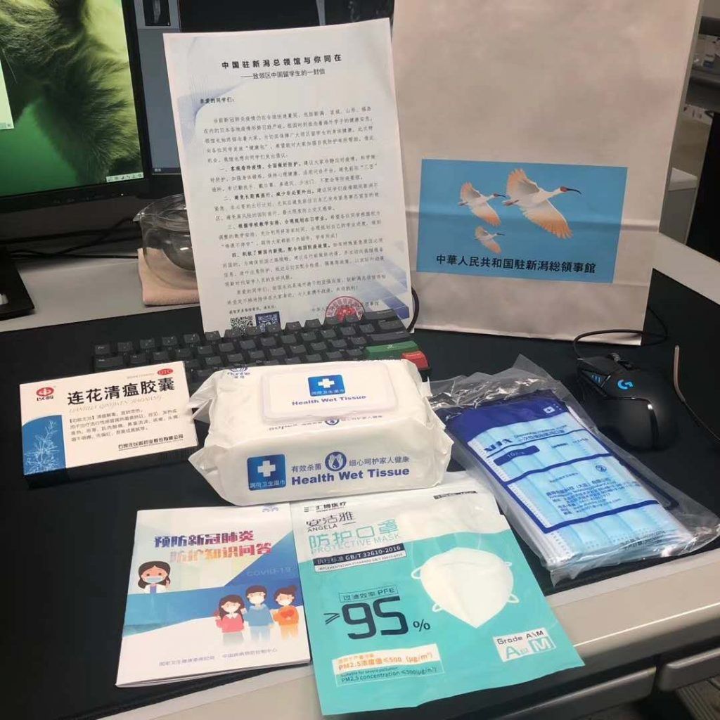 抵御新冠疫情：会津若松各级学校留学生获赠新潟总领事馆的健康包